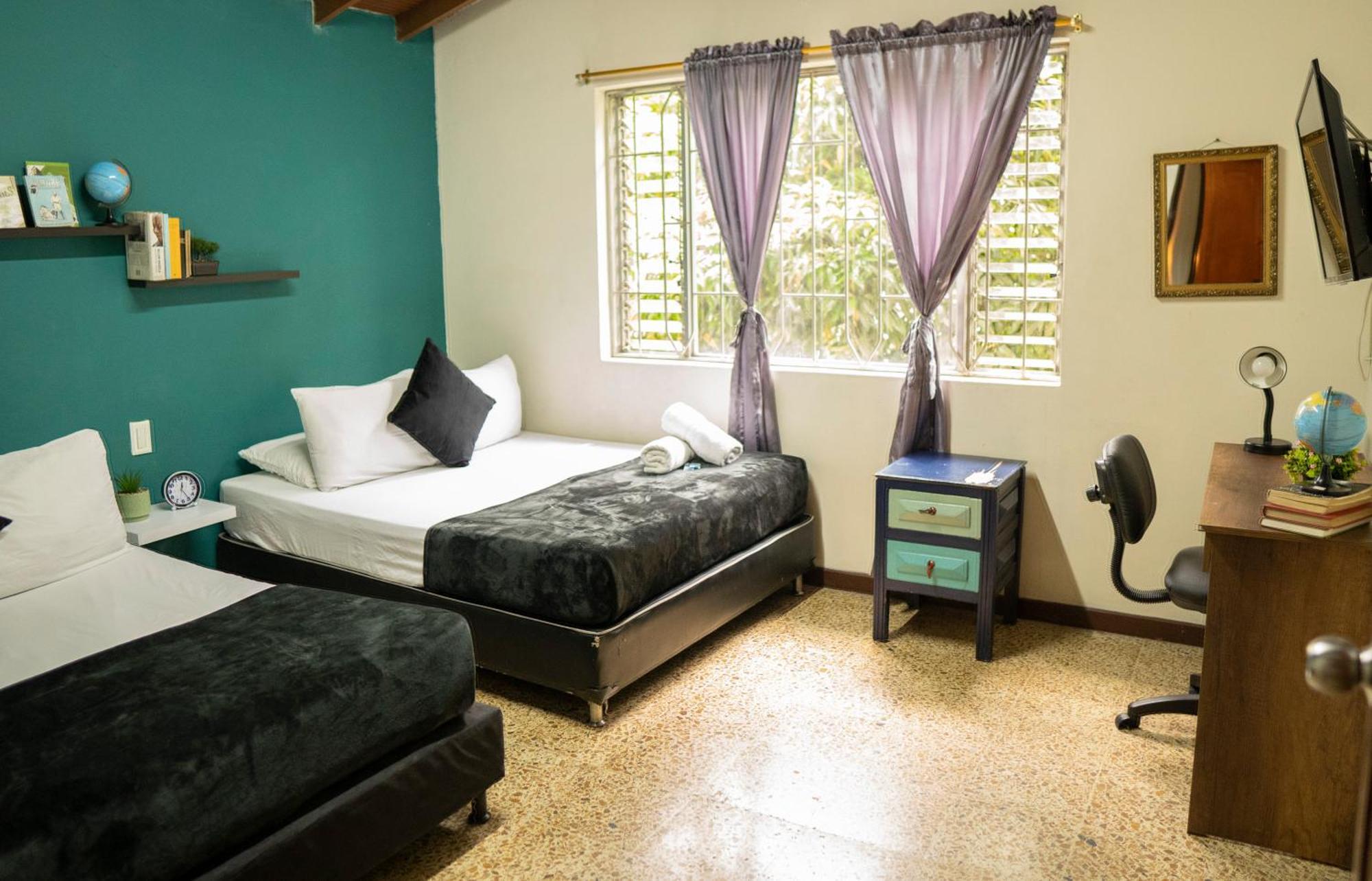 Buntes House-Casa Hotel Laureles-Estadio メデジン エクステリア 写真