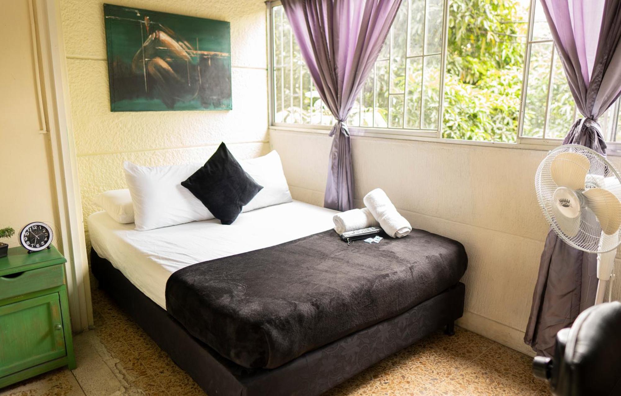 Buntes House-Casa Hotel Laureles-Estadio メデジン エクステリア 写真